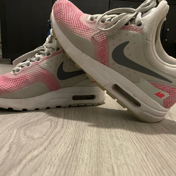 Nike AirMax - Size 5 Youth - Picture 2 of 2